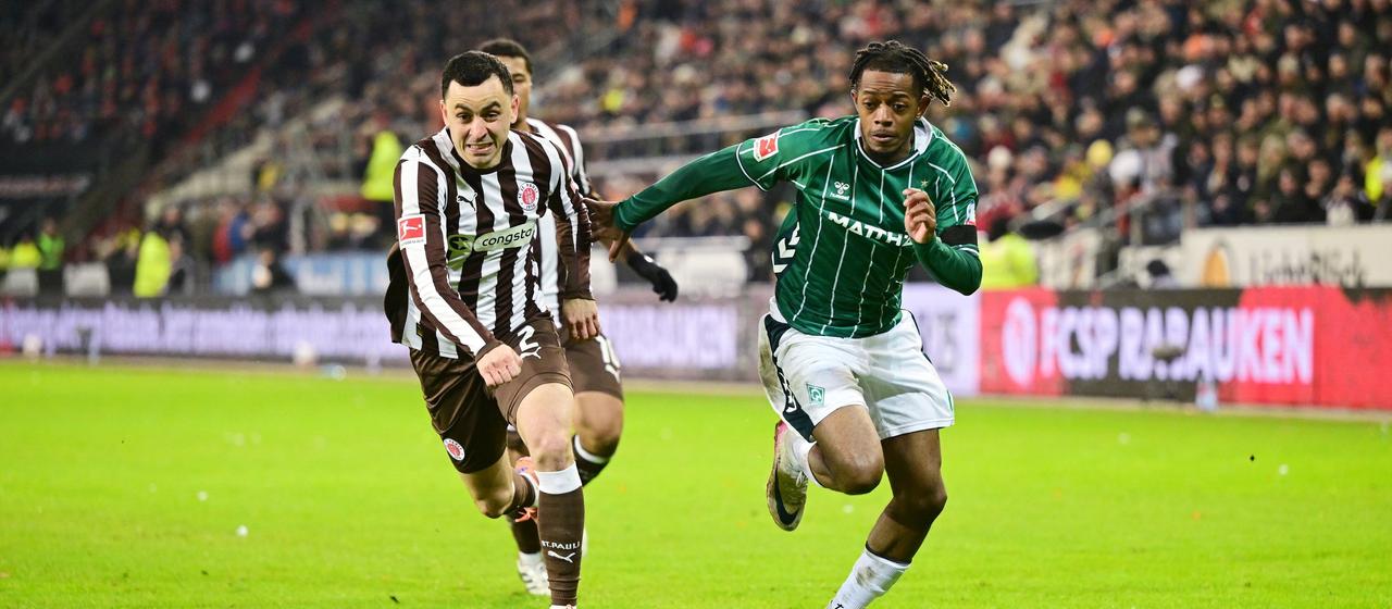Manolis Saliakas (l.) in a duel with Samuel Mbangula (r.)