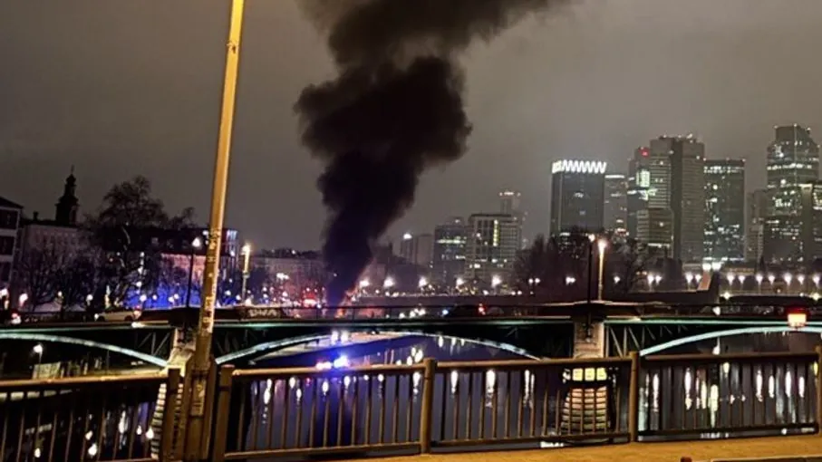 Seen from far away: The burning team bus in Frankfurt. Seen from far away: The burning team bus in Frankfurt.