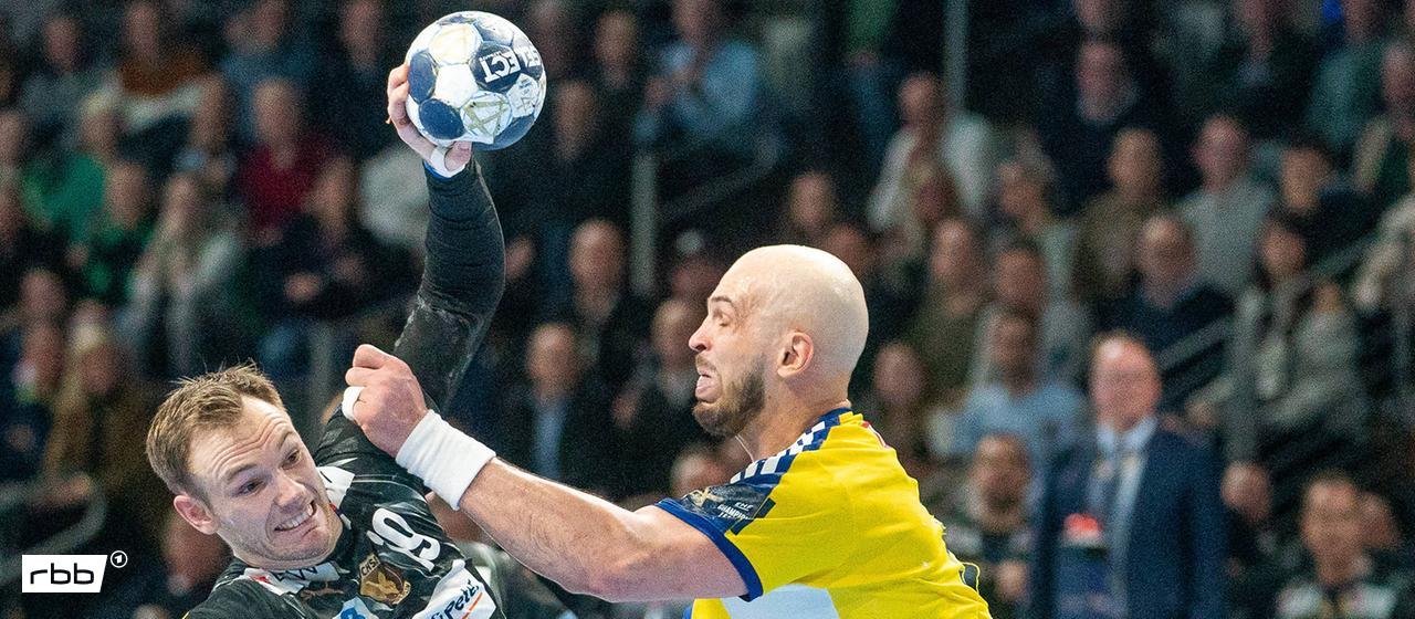 Mathias Gidsel from the Füchsen in a duel with Arsem Karlalek from Kielce (imago images/Ostseephoto)
