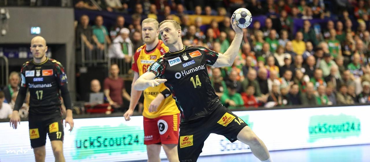 Omar Ingi Magnusson, Magdeburg, throws a goal.