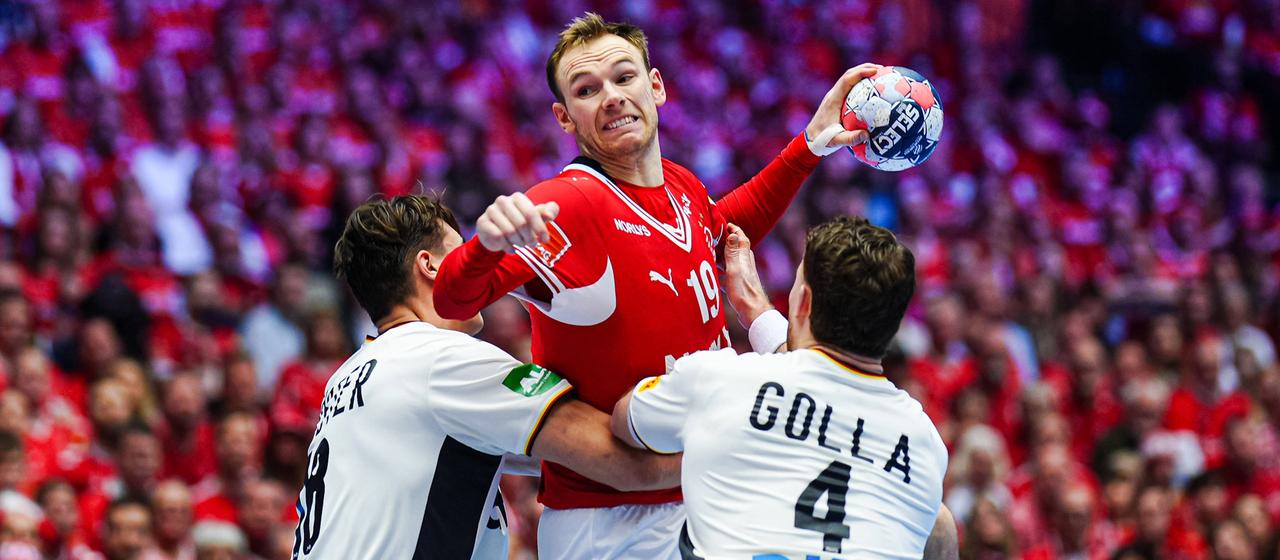 Mathias Gidsel throws at the German goal