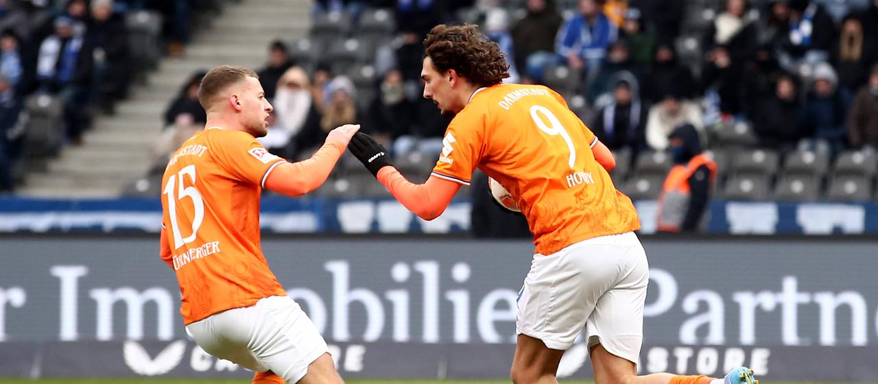 Darmstadt's Fraser Hornby (r.) celebrates his goal to make it 2-1 with Fabian Nürnberger