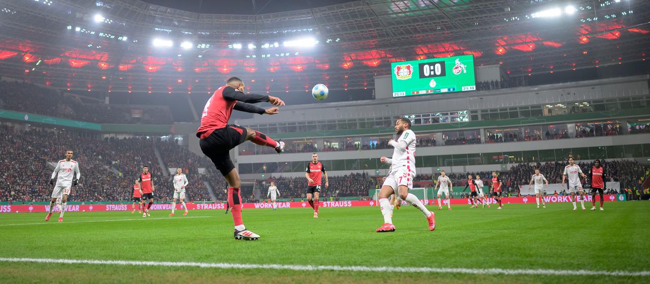 Leverkusen's Jonathan Tah (from) prevents a Cologne attack in the quarter-finals of the DFB Cup in 2025