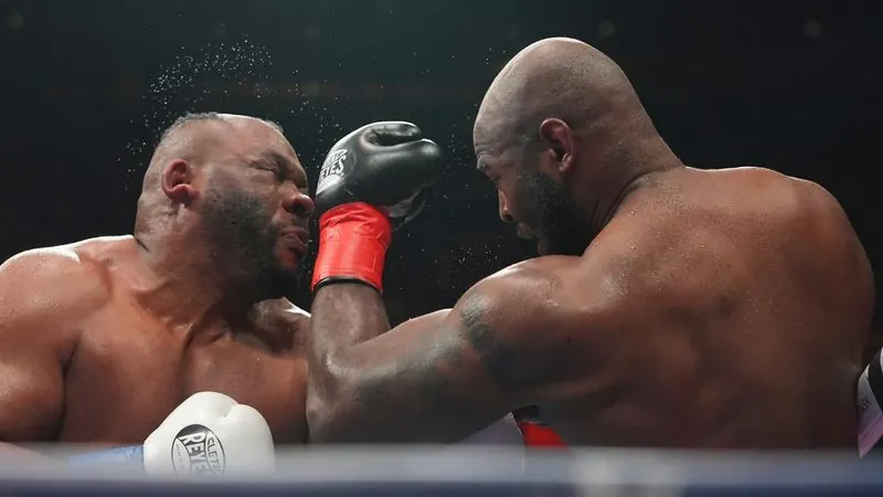 Jarrell Miller (l.) in a duel with Kingsley Ibeh: The 37-year-old finished the fight without his hairpiece. Jarrell Miller (l.) in a duel with Kingsley Ibeh: The 37-year-old finished the fight without his hairpiece.