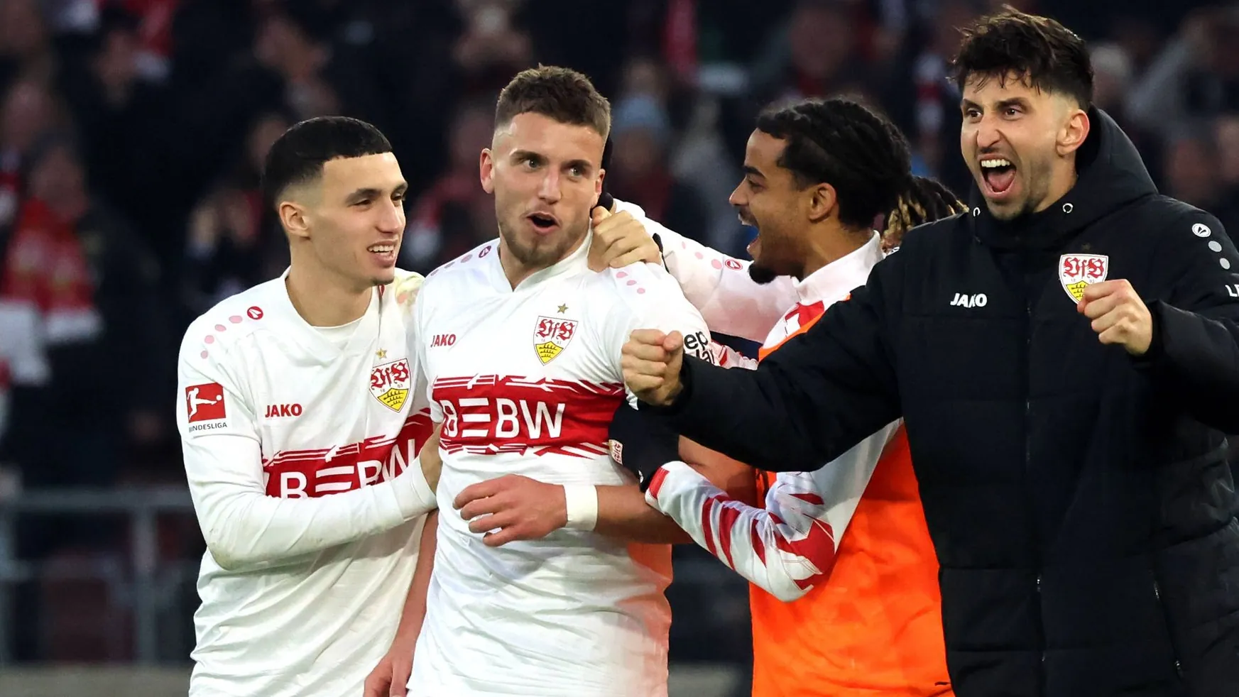 The VfB players celebrate: Stuttgart secured three important points. The VfB players celebrate: Stuttgart secured three important points.