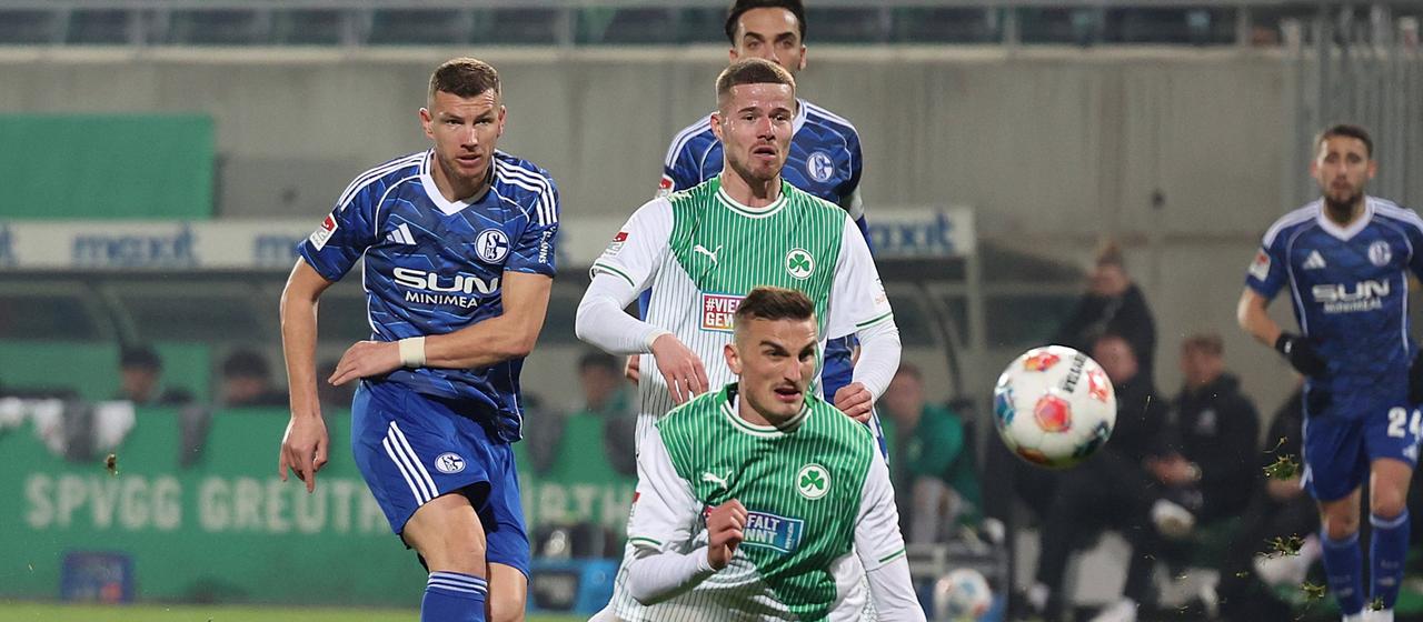 Schalke's Edin Edin Dzeko (l.) in a duel with Fürth's Jan Elvedi and Philipp Ziereis