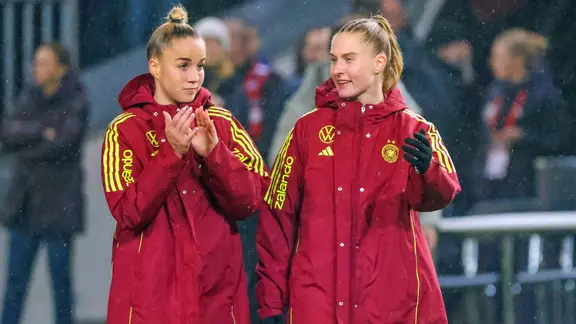 The German national soccer players Giulia Gwinn (l.) and Janina Minge | IMAGO/photo booth The German national soccer players Giulia Gwinn (l.) and Janina Minge