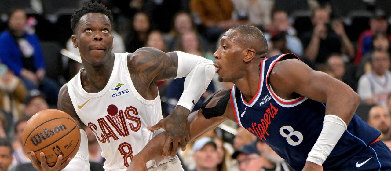 Dennis Schröder goes to the basket against Kris Dunn from the Clippers