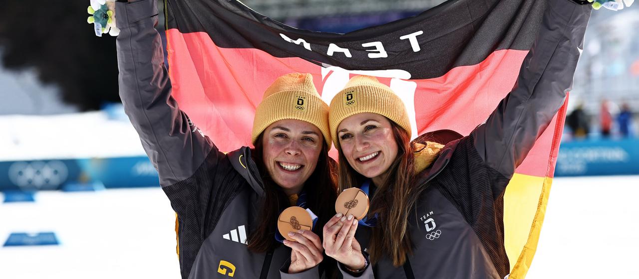 Coletta Rydzek and Laura Gimmler cheer at the award ceremony