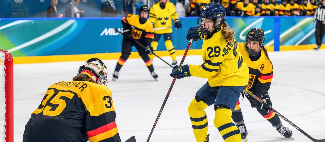 Sweden's ice hockey player Felizia Wikner Zienkiewicz in the game against Germany