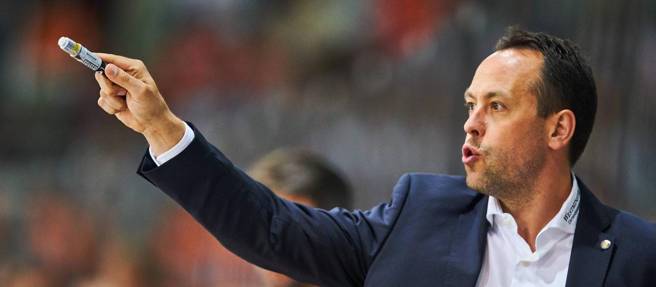 Marco Sturm conducts the DEB team's game at an international match in 2018