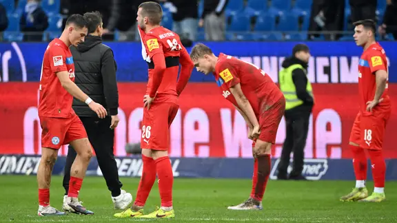 Disappointed players from Holstein Kiel | picture alliance/dpa | Uli Deck Disappointed players from Holstein Kiel