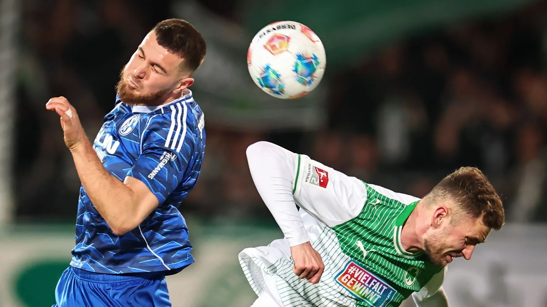 Contested duel: Schalke had a lot of trouble with the bottom of the table.