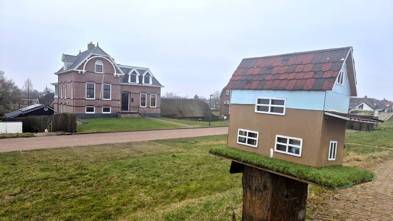 Sija Snoei's mini library on the Sleeuwijksedijk in Werkendam (photo: Niek de Bruijn)