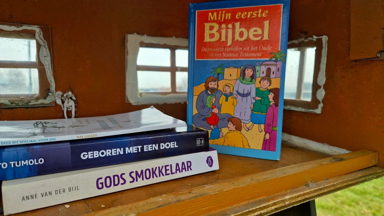 A number of books in the Christian mini library of Sija Snoei from Werkendam (photo: Niek de Bruijn).