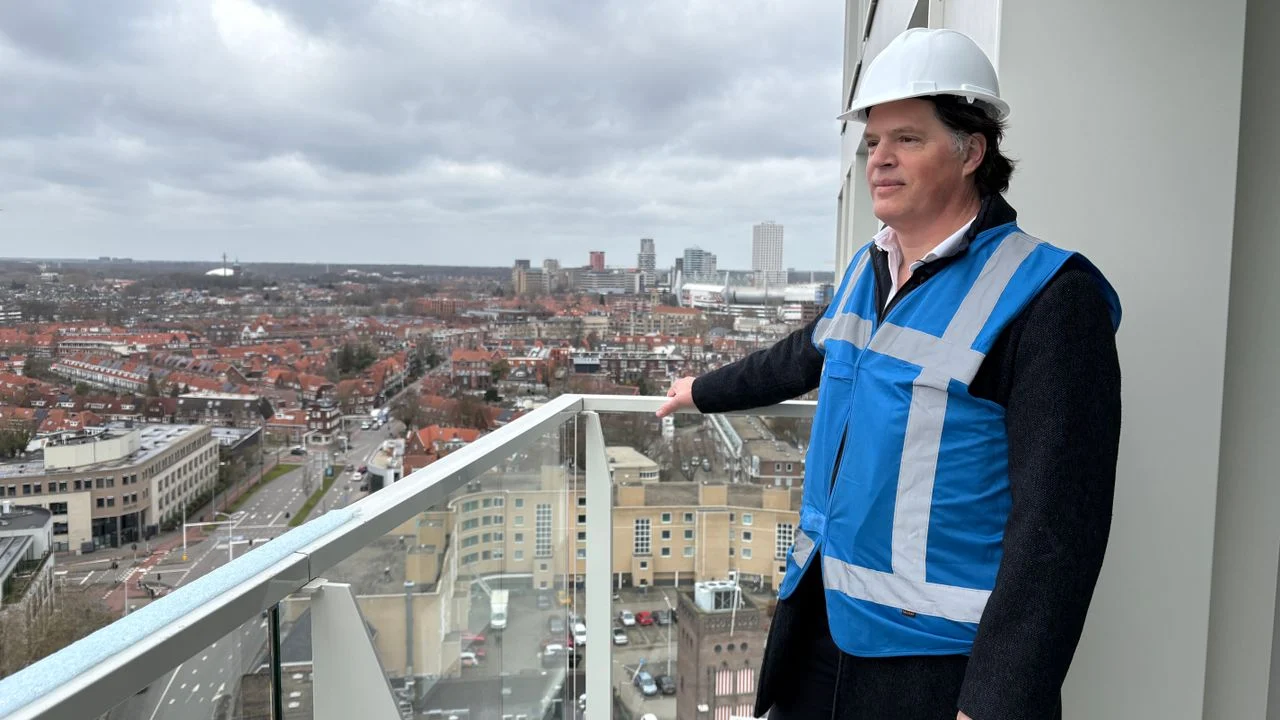 Broker Pieter van Santvoort with the PSV stadium in the background (photo: Rogier van Son). 