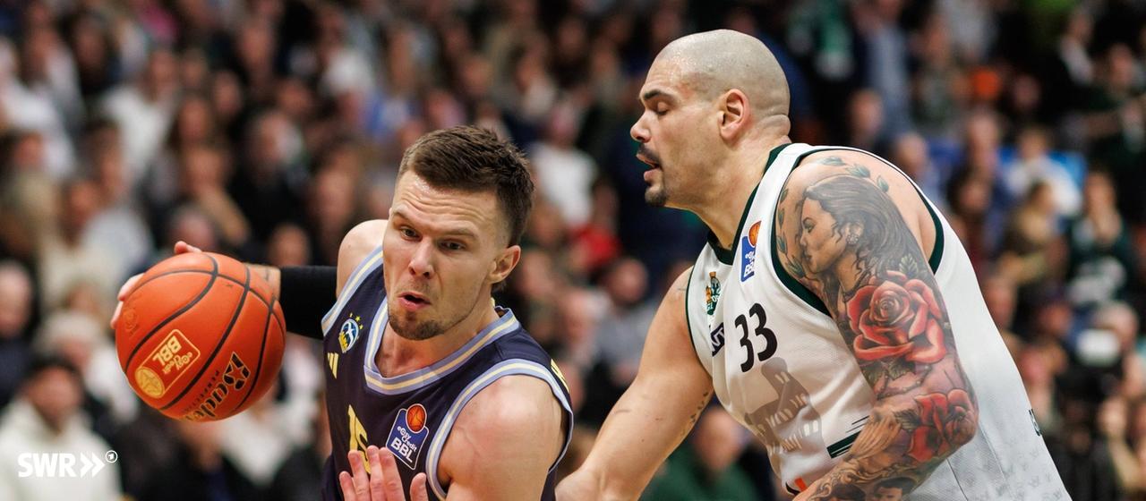 Martin Hermannsson (Alba Berlin) in a duel with Maik Zirbes (Gladiators Trier).