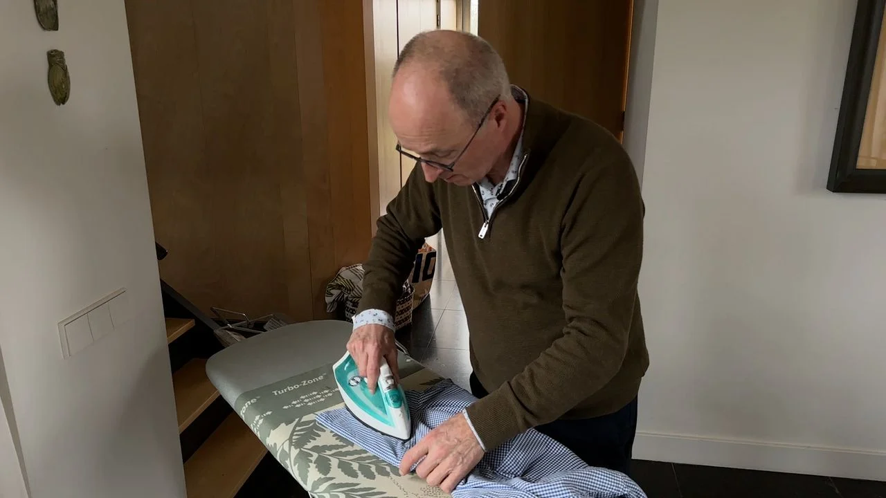 René de Lange washes and irons for the Dolly App.