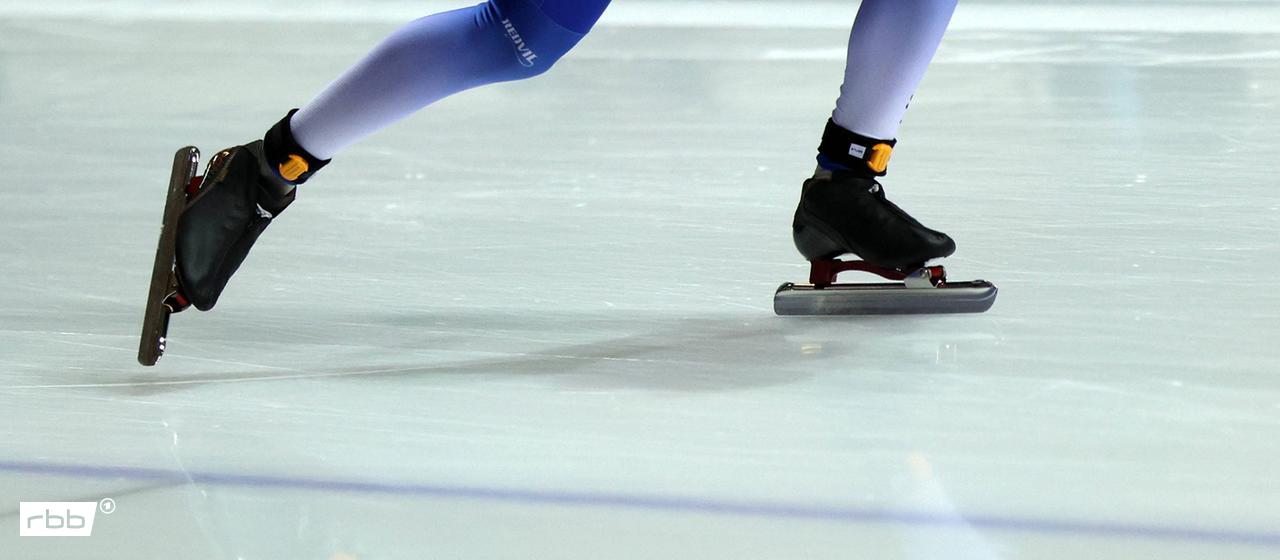 Symbolic image: The feet of a speed skater on a mirror-smooth ice surface. Source: imago images/Karina Hessland