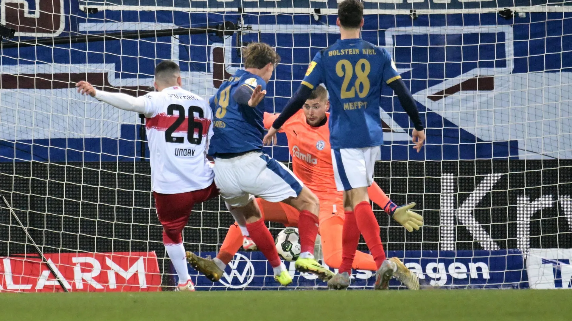 The 1-0: Stuttgart's Undav (M.) scores for VfB in the hustle and bustle of the penalty area.