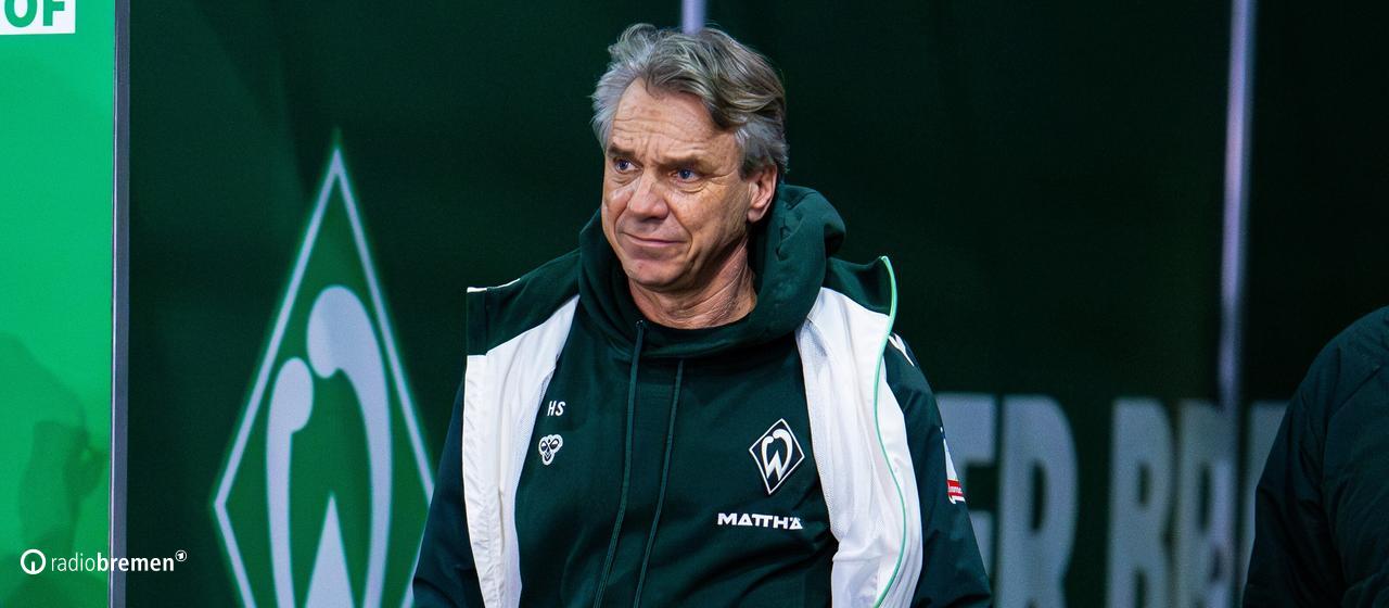 Horst Steffen runs through the players' tunnel at the Weser Stadium.