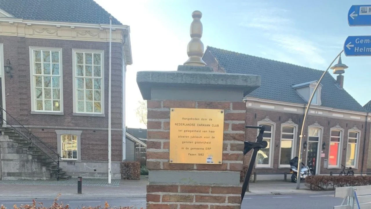 Not much later the new 'golden' button is back on the water pump (photo: Heemkundering Erthepe).