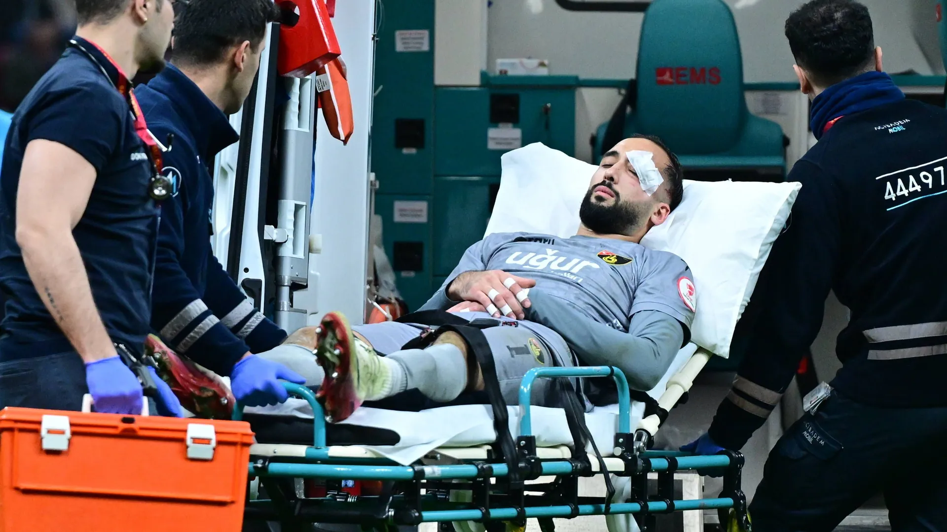 Couldn't continue playing: goalkeeper Isa Doğan is taken away in an ambulance. Couldn't continue playing: goalkeeper Isa Doğan is taken away in an ambulance.