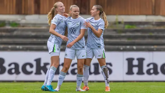 VfL player Anny Kerim-Lindland celebrates a goal with her teammates