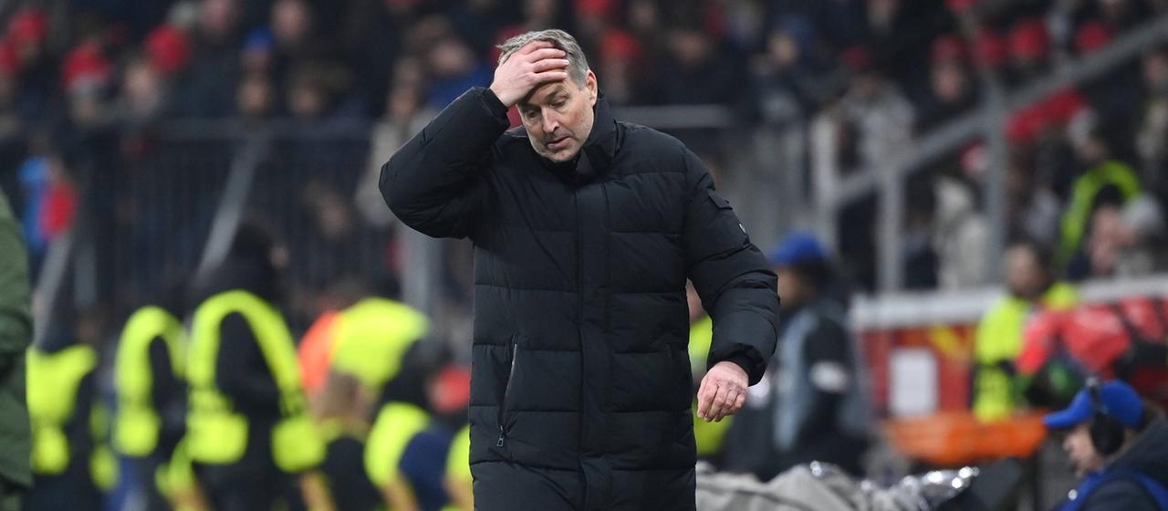 Leverkusen coach Kasper Hjulmand reacts disappointedly