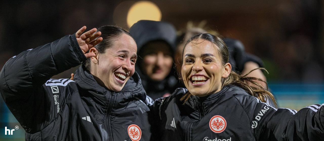 Eintracht's players celebrate the win against Freiburg. 