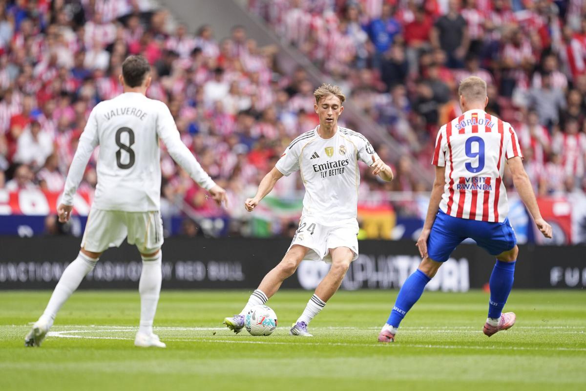 Dean Huijsen of Real Madrid CF in action during the Spanish League, LaLiga EA Sports, football match played between Atletico de Madrid and Real Madrid at Riyadh Air Metropolitano stadium on September 27, 2025, in Madrid, Spain. AFP7 09/27/2025 ONLY FOR USE IN SPAIN. Oscar J. Barroso / AFP7 / Europa Press;2025;SOCCER;SPAIN;SPORT;ZSOCCER;ZSPORT;Atletico de Madrid v Real Madrid - LaLiga EA Sports;