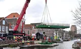 The renovated Hemsterhuis bridge on the Noordwal in The Hague has been installed. 