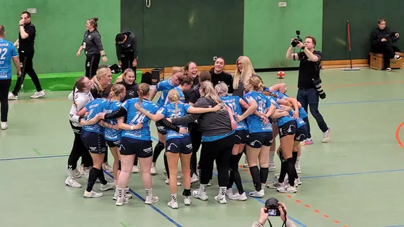 A women's team hugs each other in celebration. | NDR, Frank Goldenstein A women's team hugs each other in celebration.