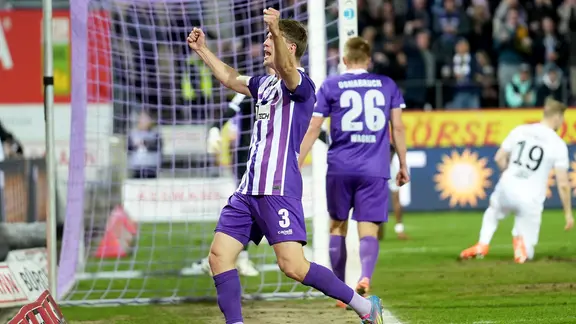 Osnabrück's Robin Meißner celebrates a goal. | IMAGO / STEINSIEK.CH Osnabrück's Robin Meißner celebrates a goal.
