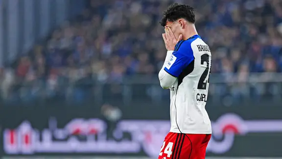Hamburg's Nicolas Capaldo buries his face in his hands. | IMAGO / Eibner Hamburg's Nicolas Capaldo buries his face in his hands.