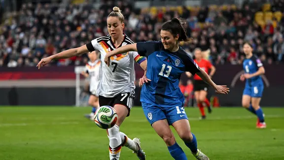 Giulia Gwinn in a duel with Zala Kustrin | Getty Images Giulia Gwinn in a duel with Zala Kustrin