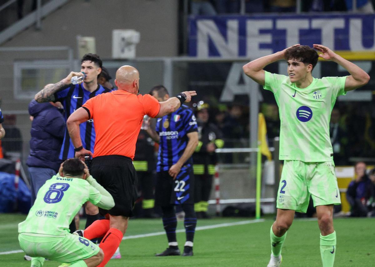 Szymon Marciniak points out a penalty after reviewing it in the VAR in the Champions League semi-final between Inter and Barça last season.