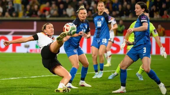 Goal celebration by the DFB women | dpa Goal celebration by the DFB women