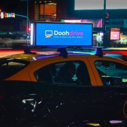 The network will have 100 screens installed in taxis that will circulate around the city. | Photo:Doohdrive