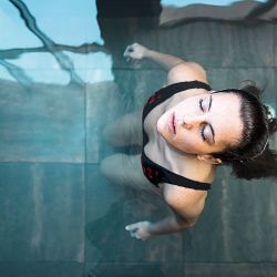 Floating in the water, a relaxing therapy. | Photo: Freepik