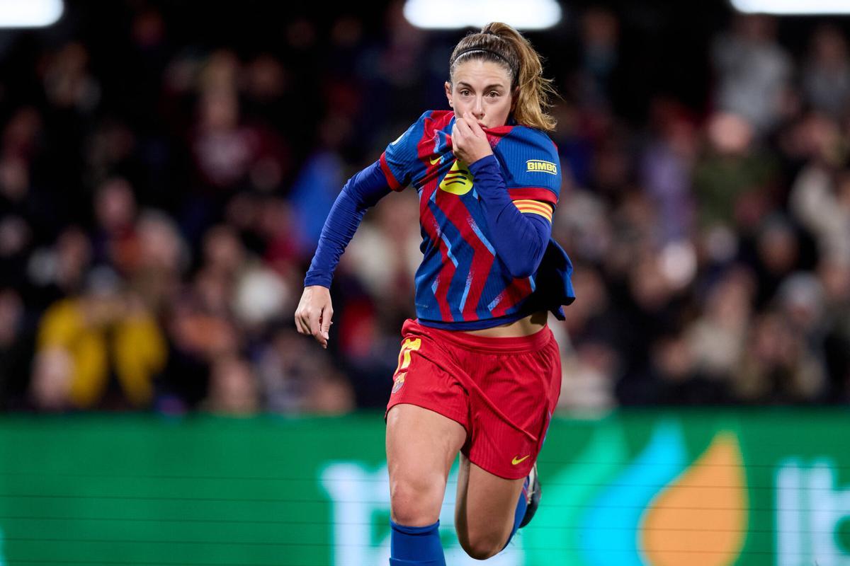 Alexia Putellas kisses the Barça shield after scoring 2-0 in the Clásico to win the Super Cup
