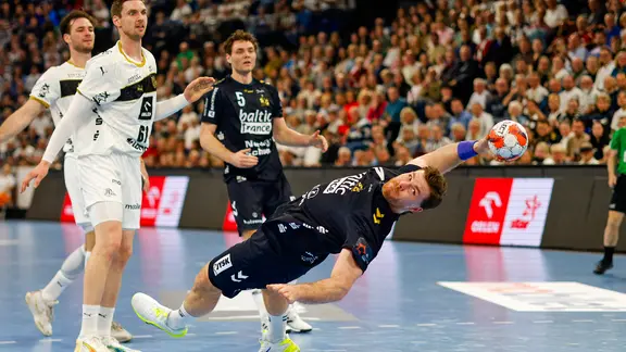 Johannes Golla in the derby against THW Kiel