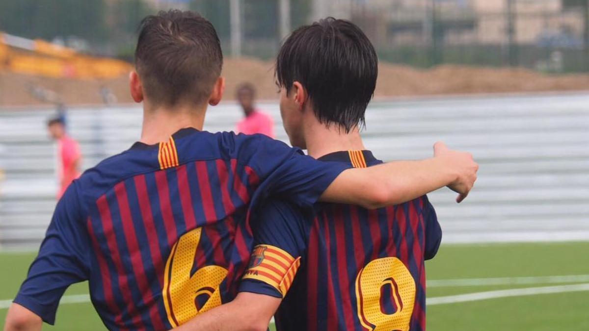 Jorge Alastuey hugs Marc Casadó