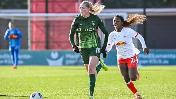 Camilla Küver (l.) from VfL Wolfsburg in a duel with Delice Boboy from RB Leipzig | IMAGO / Lobeca Camilla Küver (l.) from VfL Wolfsburg in a duel with Delice Boboy from RB Leipzig