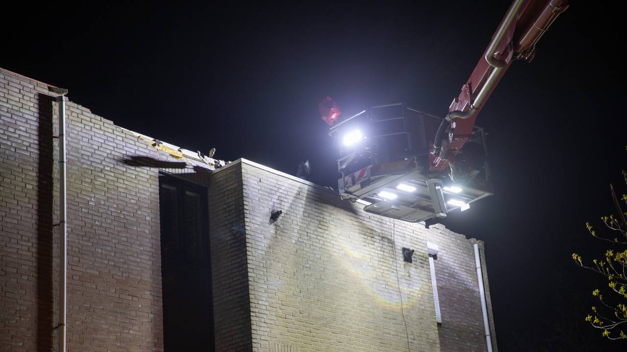 The fire brigade removed the loose parts of the roofs of the houses in Roosendaal using an aerial platform (photo: Christian Traets/Persbureau Heitink).