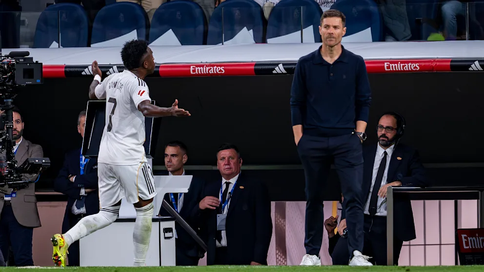 Vinícius (l.) zoffte sich mit Trainer Xabi Alonso (44). Leverkusens Meistermacher wurde bei Real gefeuert