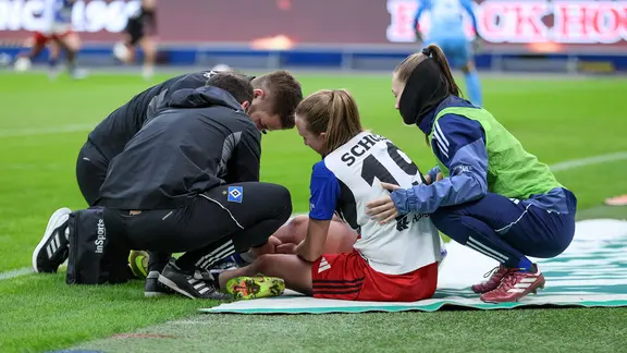 HSV defender Victoria Schulz was substituted early with an injury. | IMAGO / foto2press Victoria Schulz from Hamburger SV is treated on the goal line