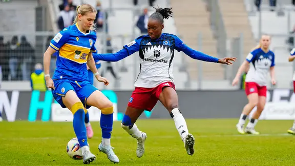 Hamburg's Magou Doucoure (r.) in a duel with Jena's Melina Reuter | Witters/Frank Peters Hamburg's Magou Doucoure (r.) in a duel with Jena's Melina Reuter