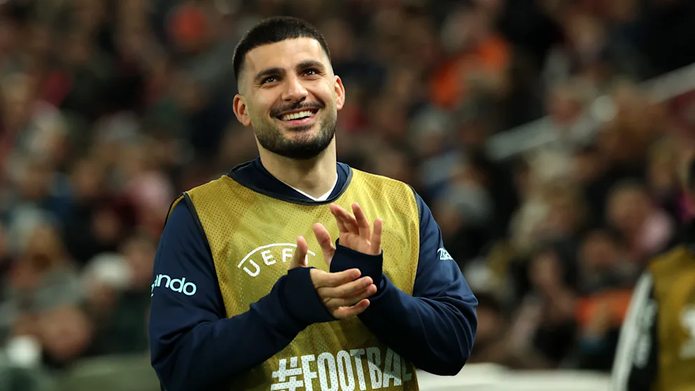 Deniz Undav beklatscht die Fanrufe