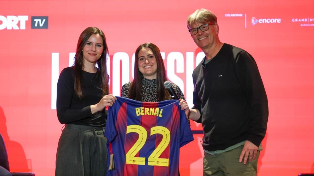 Andrea Ginés and David Bernabéu gave this fan Marc Bernal's raffled shirt